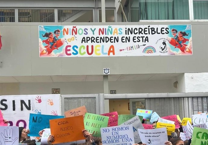 Manifestación en el CEIP Virgen de Los Reyes de Lora del Río