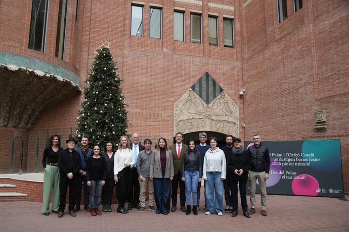 Foto de familia, en la que aparecen Martina Ribalta, responsable de estrategia de l'Orquestra Sinfònica del Vallès, Jordi Cos, presidente de l'Orquestra Sinfònica del Vallès, Òscar Lanuza, gerente de l'Orquestra Sinfònica del Vallès, Glòria Coma, director
