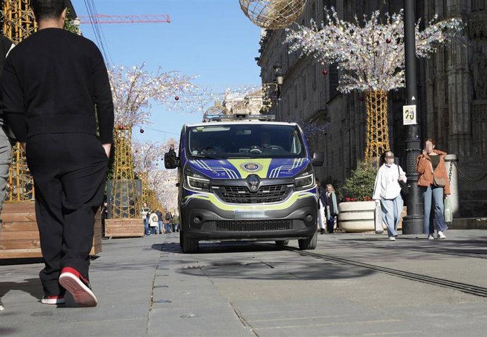 Imagen de agentes de la Policía Local de Sevilla de servicio tras activase el Plan de Emergencia Nivel 1. 