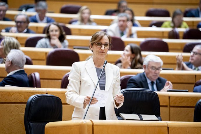 A Ministra da Saúde, Mónica García, fala durante uma sessão plenária, em 4 de novembro de 2025, em Madri (Espanha). O Senado debate o novo modelo de financiamento regional a pedido do grupo parlamentar Izquierda Confederal. Além disso, o Go