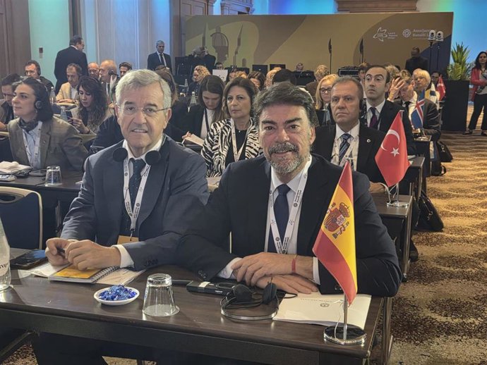 El alcalde de Alicante, Luis Barcala (d)