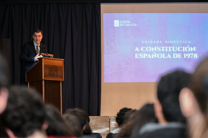 El conselleiro de Educación, Ciencia, Universidades e FP, Román Rodríguez presenta en el IES Rosalía de Castro de Santiago de Compostela las nuevas unidades didácticas