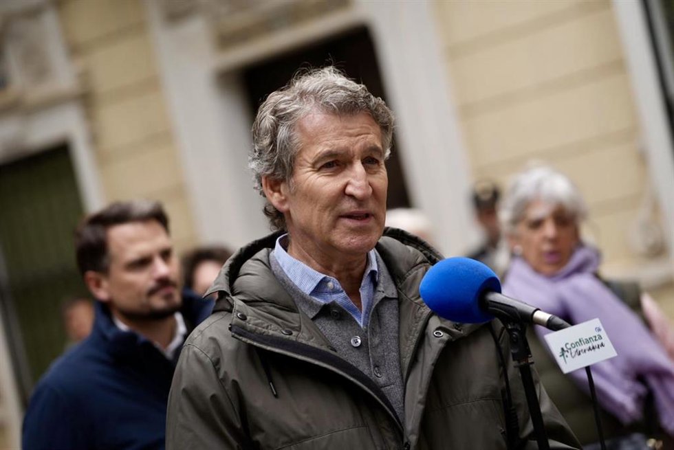 El presidente del Partido Popular, Alberto Núñez Feijóo, ofrece declaraciones a los medios durante un mitin del PP, a 4 de diciembre de 2025, en Don Benito, Badajoz, Extremadura (España). El mitin se enmarca dentro de la precampaña electoral para las el