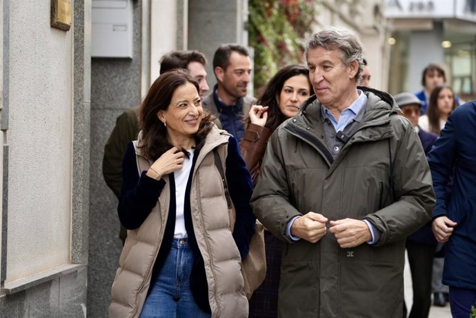 O presidente do Partido Popular, Alberto Núñez Feijóo, e a prefeita de Don Benito, Elisabeth Medina, durante um comício do PP, em 4 de dezembro de 2025, em Don Benito, Badajoz, Extremadura (Espanha). O comício faz parte da pré-campanha eleitoral.