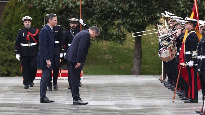 El presidente del Gobierno, Pedro Sánchez (i), recibe al primer ministro de Marruecos, Aziz Akhannouch (d), en el Palacio de La Moncloa, a 4 de diciembre de 2025, en Madrid (España).