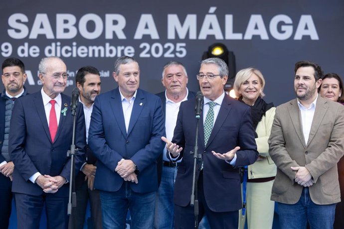 El presidente de la Diputación, Francisco Salado, ha inaugurado junto con el alcalde de Málaga, Francisco de la Torre, la Gran Feria Sabor a Málaga, un evento que anualmente se celebra en el Paseo del Parque de la capital.