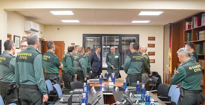 El delegado del Gobierno en Andalucía, Pedro Fernández, en la reunión con los jefes de las comandancias provinciales de la Guardia Civil, encabezados por el general de brigada y jefe de la IV Zona, Luis Ortega Carmona.