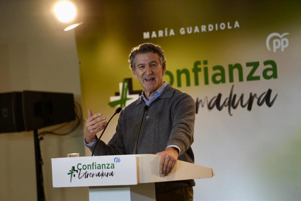 El presidente del Partido Popular, Alberto Núñez Feijóo, durante un mitin del PP, a 4 de diciembre de 2025, en Don Benito, Badajoz, Extremadura (España). El mitin se enmarca dentro de la precampaña electoral para las elecciones a la Junta de Extremadura