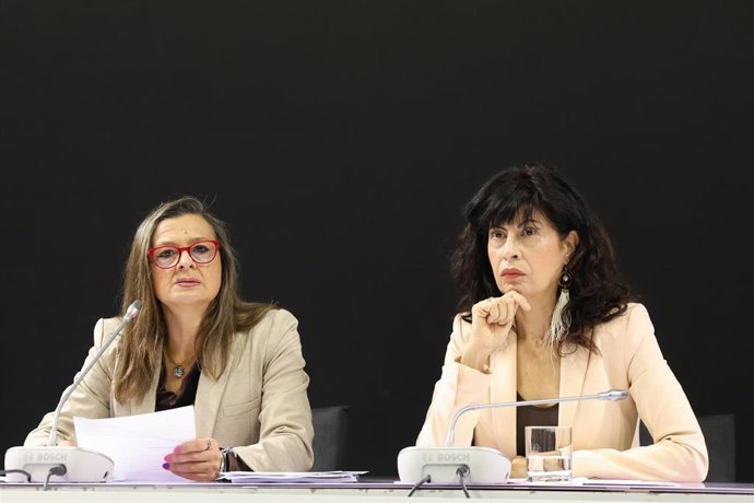 La ministra de Igualdad, Ana Redondo (d), y la jueza Carmen Martínez Perza (i) durante la presentación de la Macroencuesta de Violencia contra la Mujer, en el Ministerio de Igualdad, a 3 de diciembre de 2025, en Madrid (España). 
