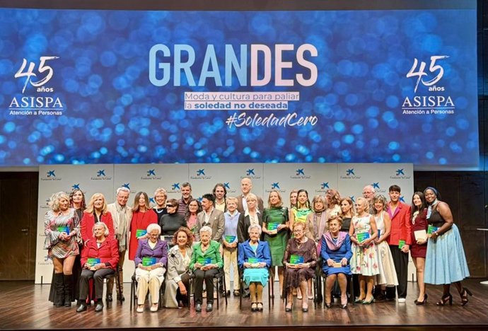 Foto de familia de la Gala GRANDES 2026 de ASISPA.
