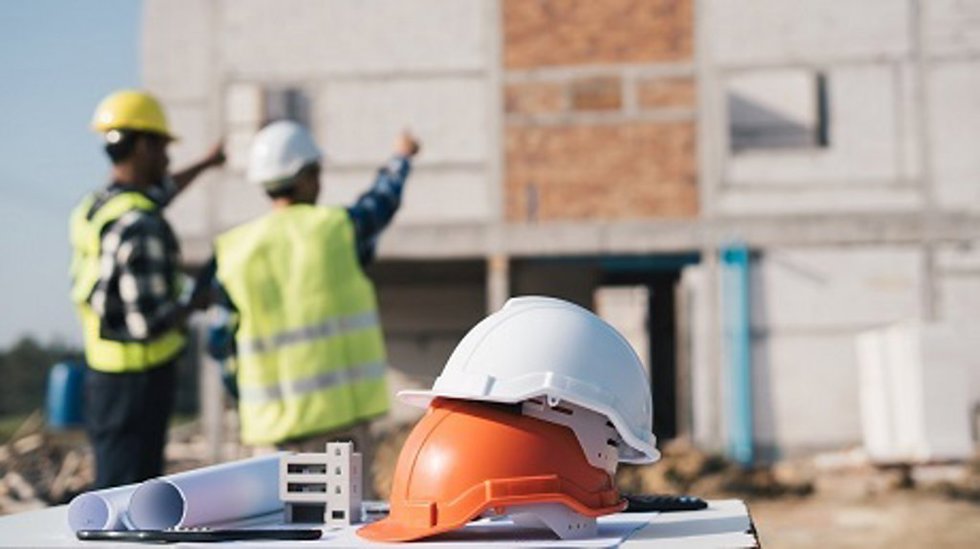 Archivo - Trabajadores de obra.