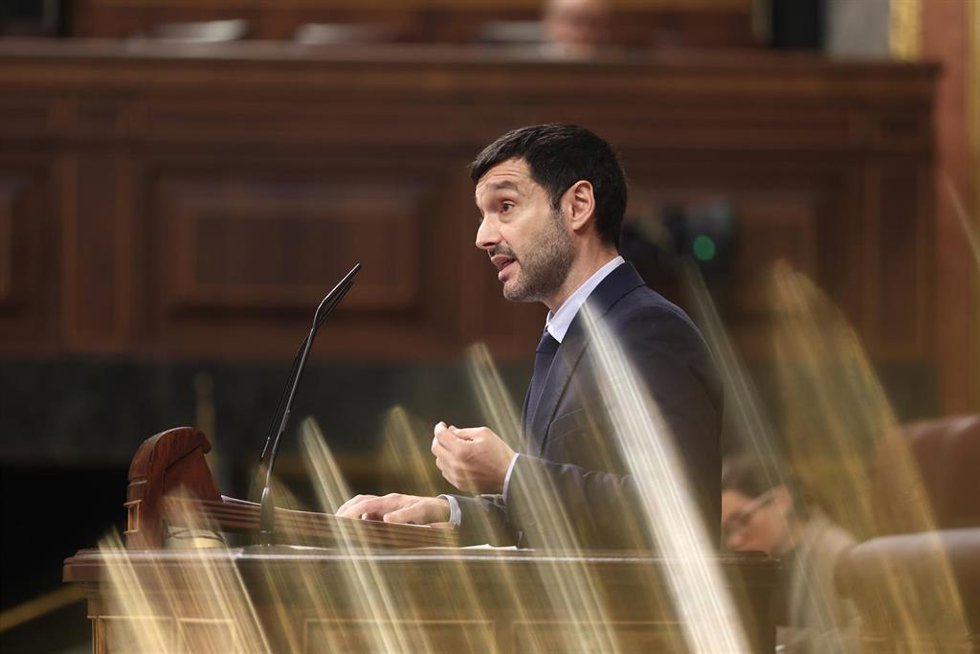 El ministro de Derechos Sociales, Consumo y Agenda 2030, Pablo Bustinduy, durante una sesión de control al Gobierno, en el Congreso de los Diputados.