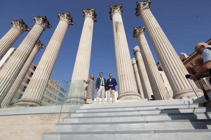 Archivo - El alcalde de Córdoba, José María Bellido; el presidente de la Gerencia Municipal de Urbanismo, Miguel Ángel Torrico, y la edil de Cultura, Isabel Albás, en la reapertura del Templo Romano.
