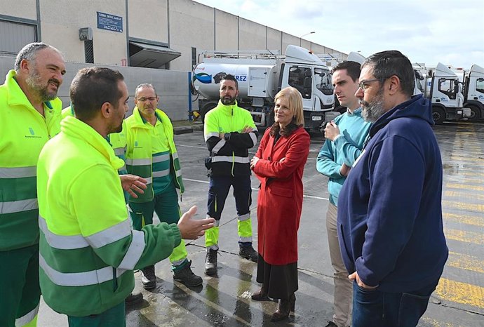 La alcaldesa de Jerez con trabajadores de limpieza en la presentación del quinto contenedor.