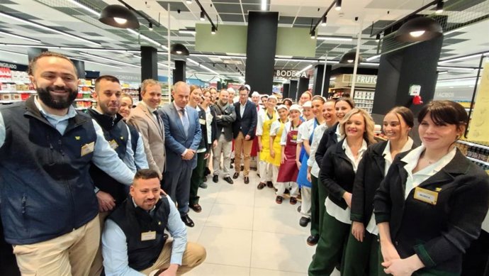 Trabajadores y responsables del Grupo Piña, junto a autoridades, en la inauguración del nuevo Masymas.