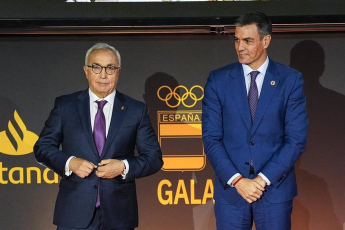 Archivo - Alejandro Blanco, presidente del COE, junto a Pedro Sánchez, presidente del Gobierno