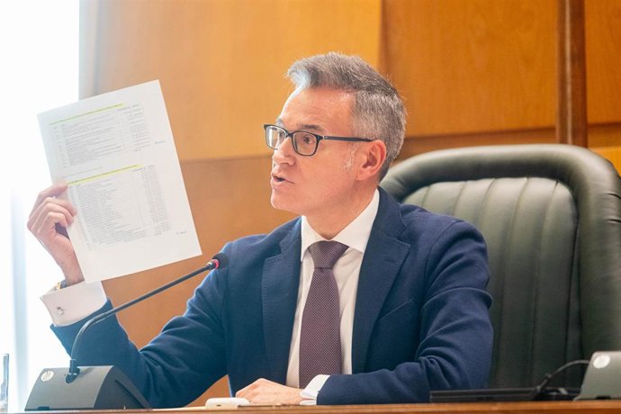 Archivo - El consejero municipal de Urbanismo, Infraestructuras, Energía y Vivienda, Víctor Serrano