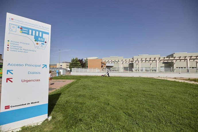 Archivo - Uno de los carteles informativos de accesos del Hospital de Torrejón de Ardoz