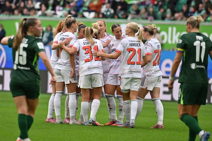 Archivo - 11 October 2025, Lower Saxony, Wolfsburg: Bayern Munich's Klara Buehl (C) celebrates with her teammates after scoring her side's first goal of the game during the German Bundesliga Women soccer match between VfL Wolfsburg and Bayern Munich at Vo