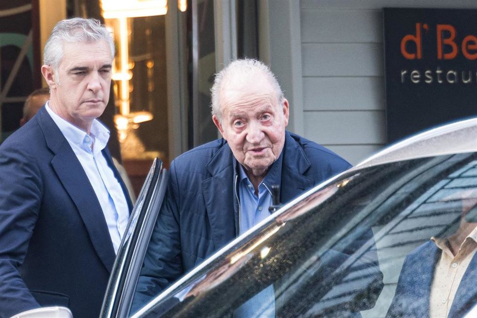 El Rey emérito Juan Carlos I a su salida del restaurante DBerto, a 5 de noviembre de 2025, en O Grove, Pontevedra, Galicia (España). El Rey emérito vuelve a España para participar en las regatas de Sanxenxo el mismo día en que se publican sus memorias,