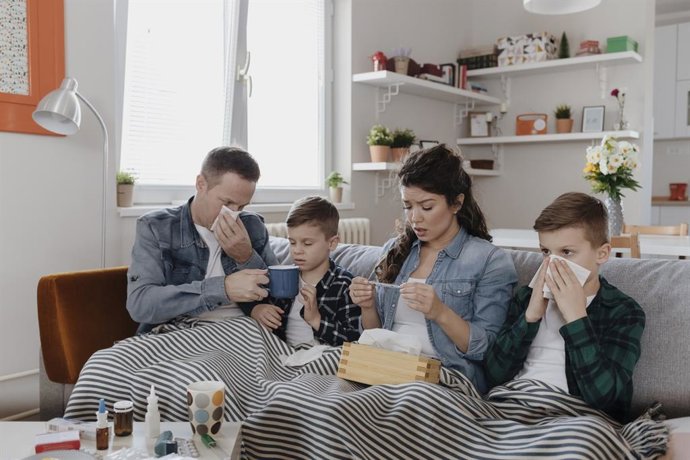 Archivo - Familia enfermos de gripe.