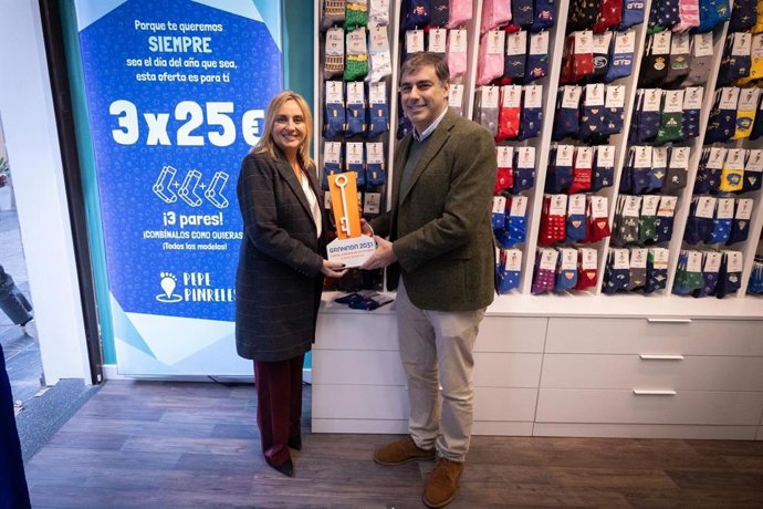 La alcaldesa de Granada, Marifrán Carazo, ha formalizado la adhesión de Pepe Pinreles a la candidatura para la Capitalidad Cultural