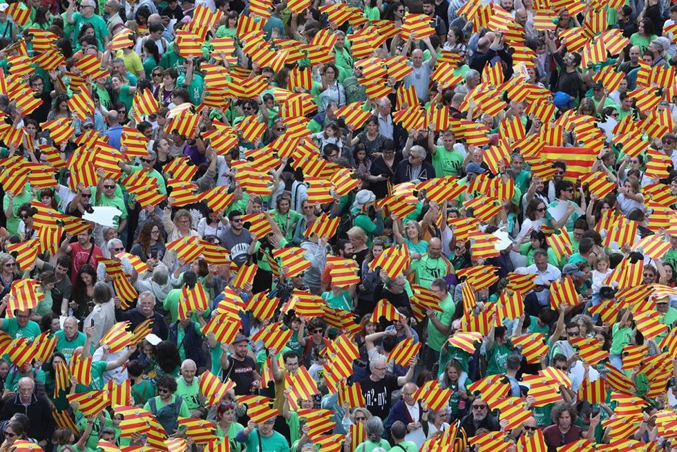 Archivo - Cientos de personas durante una manifestación convocada por Obra Cultural Balear (OCB) contra las políticas de PP y VOX, a 5 de mayo de 2024, en Palma de Mallorca, Mallorca, Baleares (España).