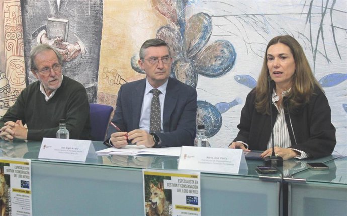 La vicerrectora de la ULE María José Vieira (derecha) y el director general de Patrimonio Natural y Política Forestal de la Junta, José Ángel Arranz, en la presentación del título sobre gestión y conservación del lobo ibérico.