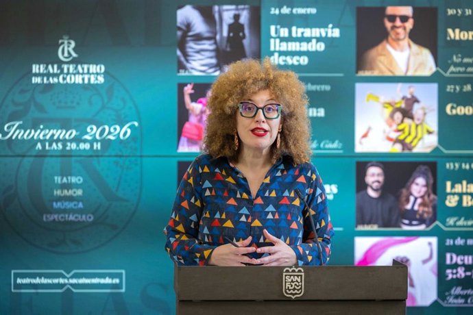La concejala de Cultura en el Ayuntamiento de San Fernando, Pepa Pacheco, en la presentación de la programación de invierno en el Real Teatro de las Cortes.