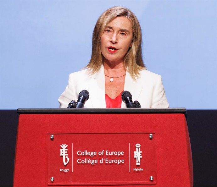Archivo - La directora del Colegio de Europa de Brujas, Federica Mogherini, interviene durante el acto de clausura del Curso académico 2024/2025 del Colegio de Europa, en el Teatro Municipal de Brujas, a 20 de junio de 2025, en Brujas (Bélgica). Los Reyes
