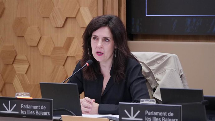 La consellera de Familias, Bienestar Social y Atención a la Dependencia, Sandra Fernández, en una comparecencia en la Comisión de Asuntos Sociales del Parlament