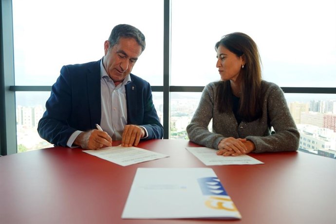 El viceconsejero canario de Bienestar Social, Francisco Candil, y la directora de Recursos Humanos del Grupo Satocan, Judith Vega, firman el convenio del programa Urdimbre