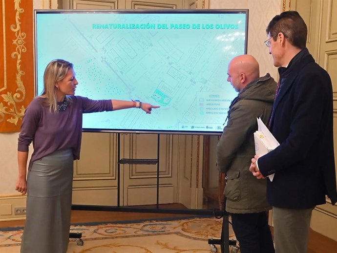 La concejala de Medio Ambiente, María José Coca, en la presentación del proyecto de restauración paisajística para crear un nuevo parque infantil naturalizado en el paseo de los Olivos.