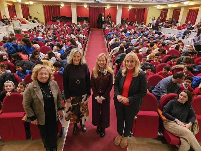 El alumno del colegio San Andrés Dylan Alexis Villavicencio ha presidido el pleno infantil con motivo del Día de la Constitución Española