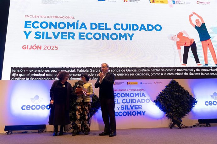 La consejera de Derechos Sociales y Bienestar del Principado de Asturias, Marta del Arco, entrega el Premio Norbienestar a Beatriz Díaz Pérez, durante la clausura del Encuentro Internacional de Economía del Cuidado y Silver Economy, en Gijón.