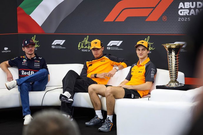VERSTAPPEN Max (ned), Red Bull Racing RB21, NORRIS Lando (gbr), McLaren F1 Team MCL39, PIASTRI Oscar (aus), McLaren F1 Team MCL39, portrait with the World Championship Trophy during the 2025 Formula 1 Abu Dhabi Grand Prix, 24th round of the 2025 FIA Formu