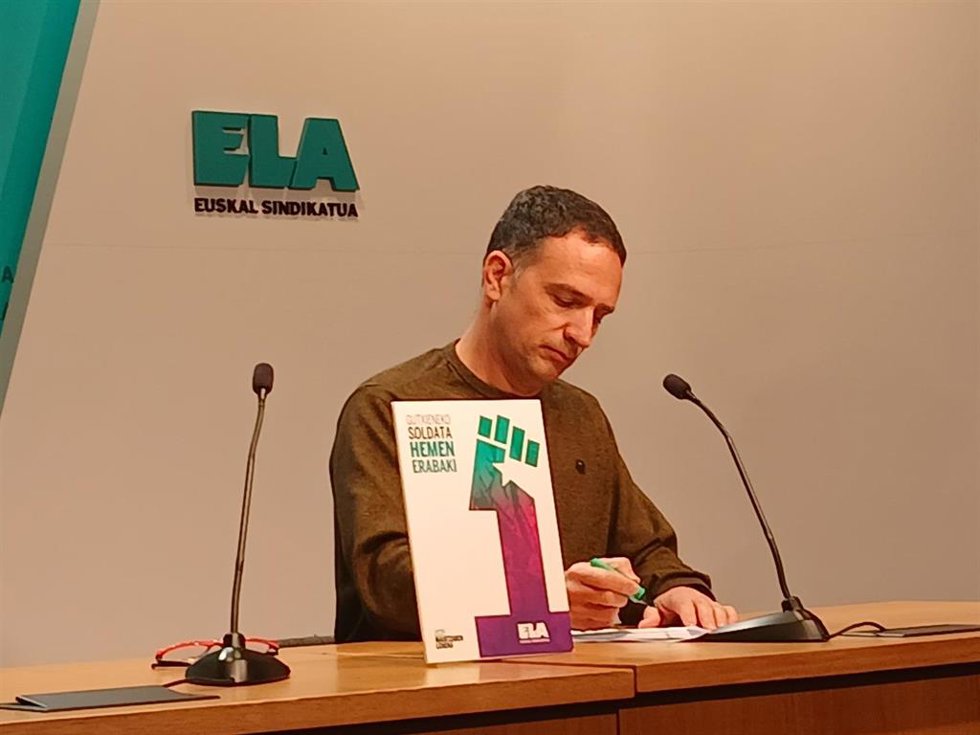 Archivo - El secretario general de ELA, Mitxel Lakuntza