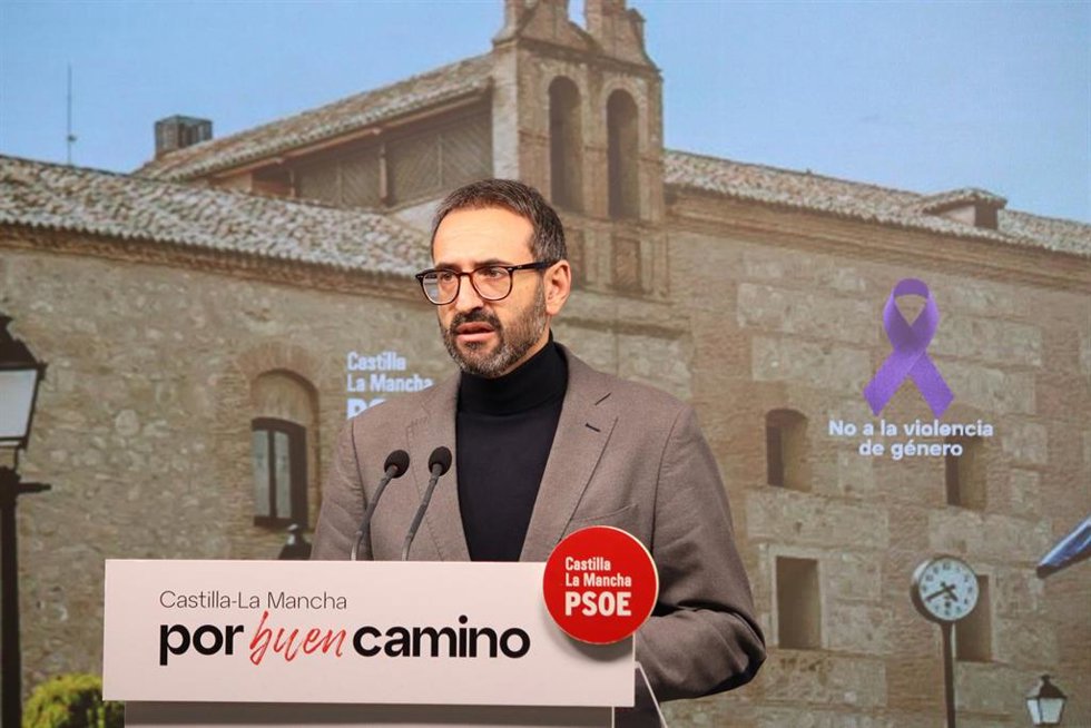 El secretario de Organización del PSOE de Castilla-La Mancha, Sergio Gutiérrez, en rueda de prensa.