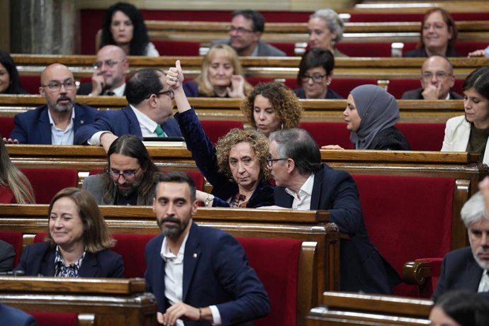 Archivo - La diputada de ERC, Ester Capella (c), durante una sesión de control al Govern, en el Parlament de Catalunya, a 19 de noviembre de 2025, en Barcelona, Catalunya (España).