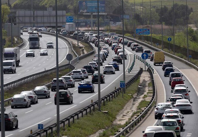 Archivo - Vehículos circulan por una autovía.-ARCHIVO