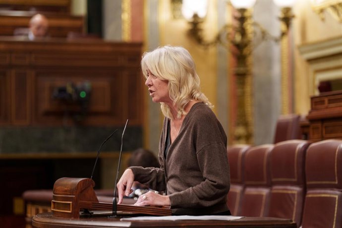 A deputada Marta Madrenas intervém durante uma sessão plenária no Congresso dos Deputados, em 18 de novembro de 2025, em Madri (Espanha). A Sessão Plenária do Congresso dos Deputados debate e vota hoje a Proposta de Lei de modificação da Lei Orgânica 5/..
