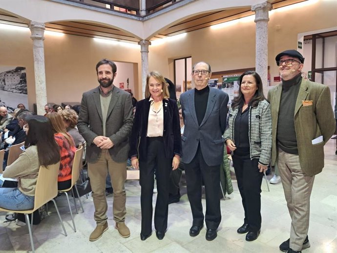 La Universidad de Castilla-La Mancha (UCLM) ha celebrado en la Facultad de Humanidades de Toledo el encuentro 'Toledo dialoga con Canogar'.