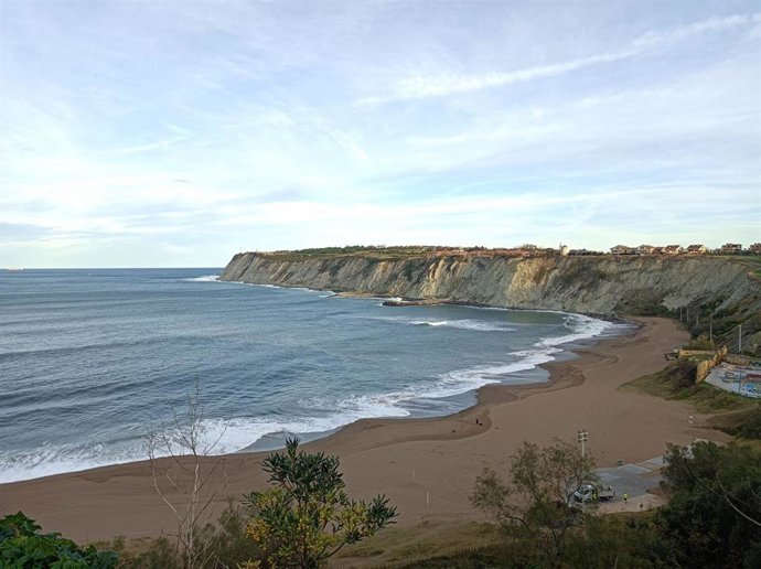 Costa de Bizkaia en una jornada soleada