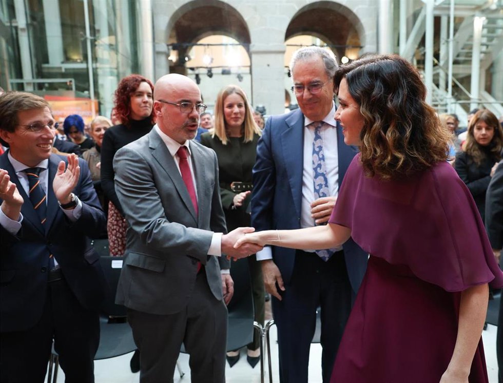 Archivo - La presidenta de la Comunidad de Madrid, Isabel Díaz Ayuso, saluda al delegado del Gobierno en la Comunidad de Madrid, Francisco Martín, durante el acto conmemorativo de celebración del 46 aniversario de la Constitución Española