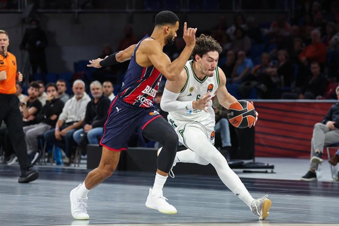 Archivo - Timothe Luwawu-Cabarrot defiende a Cedi Osman en el Baskonia-Panathinaikos de la Euroliga 25-26