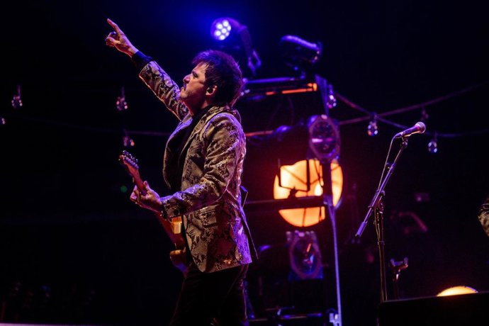 Archivo - El artista, Coque Malla, durante su concierto, en el Movistar Arena, a 31 de enero de 2025, en Madrid (España). El artista madrileño que fuera líder de Los Ronaldos, se sube al escenario del Movistar Arena para celebrar 40 años de recorrido prof