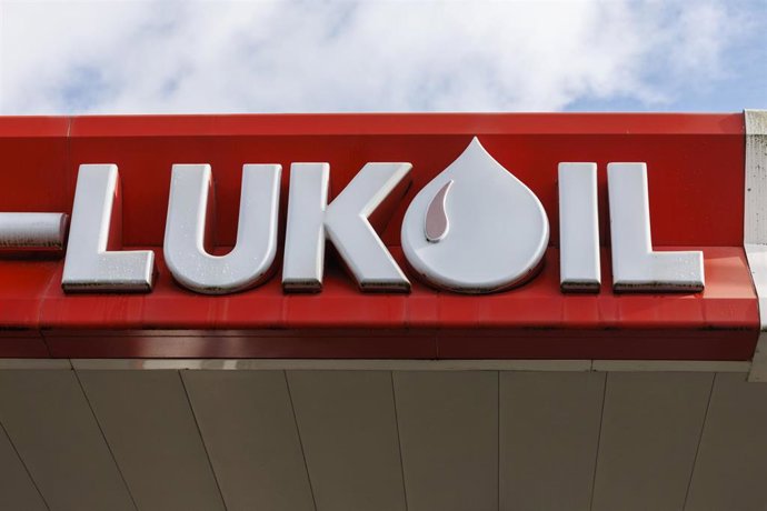 Archivo - Una gasolinera de Lukoil en Gante, Países Bajos (archivo)