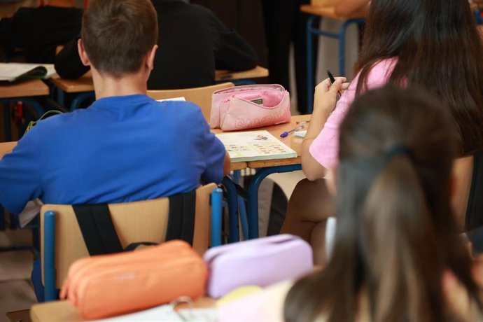 Archivo - Imágenes de alumnos del centro inaugurado hoy en Alcalá de Guadaira, a 18 de septiembre de 2024, en Alcalá de Guadaira, Sevilla (Andalucía, España). La consejera de Desarrollo Educativo y Formación Profesional, María del Carmen Castillo, ha inau