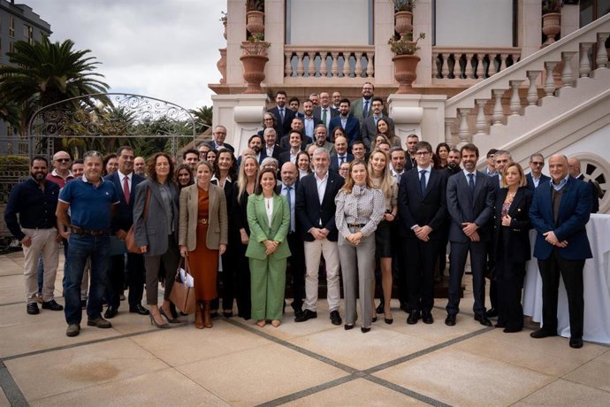 Foto de familia con motivo de la II Plenaria de la Mesa del Tabaco reunida en Tenerife
