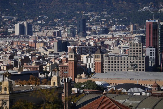 Vistas de la ciudad de Barcelona desde el mirador de la Fundación Joan Miró, a 3 de diciembre de 2025, en Barcelona, Catalunya (España).